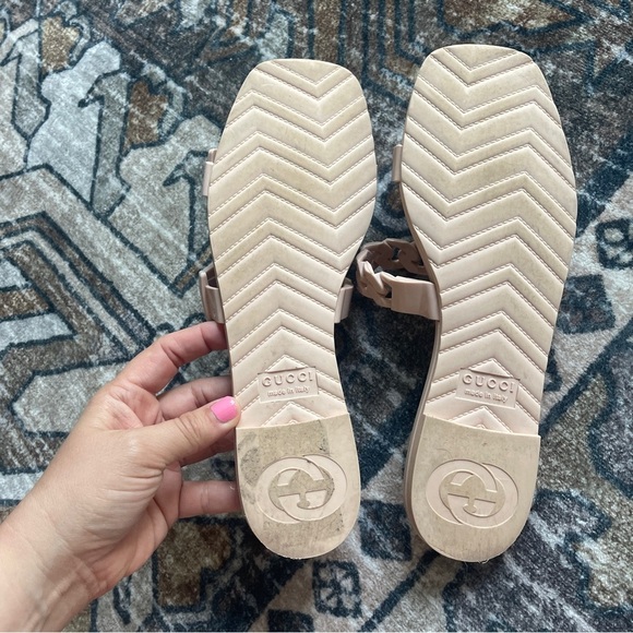 Gucci GG Light Pink Rubber Buckle Chain Link Sandals Slip On - Picture 5 of 7